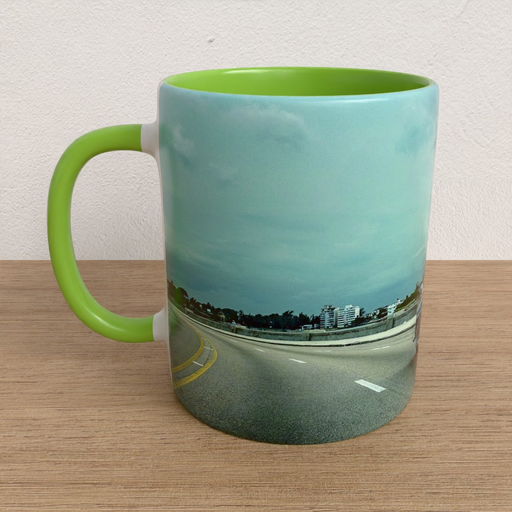 Taza con asa e interior de color Verde "Road to blue"